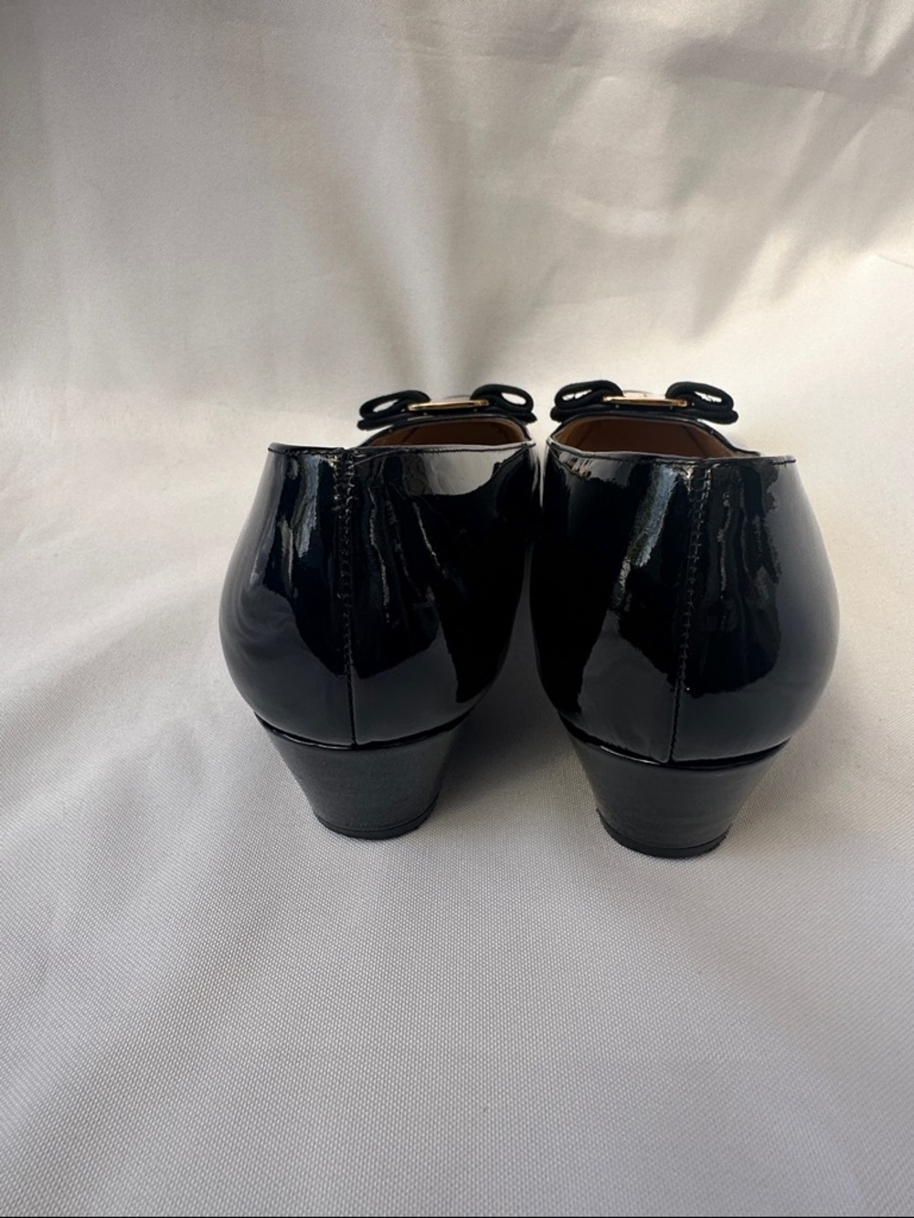 Salvatore Ferragamo Vara black patent leather pumps Size 9 bow gold logo plaque - Picture 3 of 8